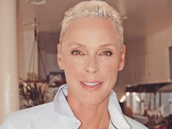 Aktris Ini Curhat Rasanya Melahirkan & Membesarkan Anak di Usia 50-an