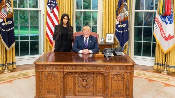Gaya Maskulin Kim Kardashian Saat Temui Donald Trump