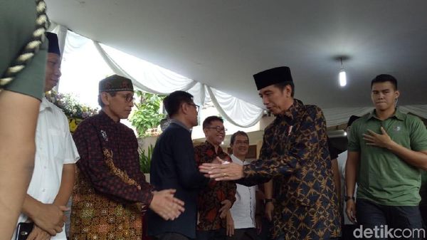 Momen Jokowi Melayat Cendekiawan Dawam Rahardjo