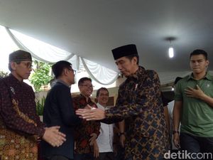 Momen Jokowi Melayat Cendekiawan Dawam Rahardjo