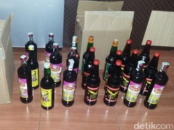 Jelang Ramadhan, Satpol PP Sita Ratusan Botol Miras di Kafe Purwakarta