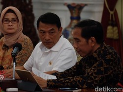 Peserta Aksi Kamisan Tunjukkan Foto Korban HAM ke Jokowi
