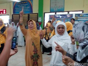 Saat Khofifah Joget Bareng Buruh Pabrik Rokok