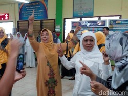 Saat Khofifah Joget Bareng Buruh Pabrik Rokok