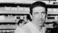 9. Angel Labruna (Argentina). Labruna memainkan 37 laga untuk timnas Argentina (1942–1958), mencetak 17 gol. Pemain depan itu tampil di Piala Dunia 1958 dan memainkan laga saat usianya 39 tahun, 8 bulan, dan 18 hari. (Foto: Keystone/Hulton Archive/Getty Images)