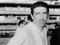 9. Angel Labruna (Argentina). Labruna memainkan 37 laga untuk timnas Argentina (1942–1958), mencetak 17 gol. Pemain depan itu tampil di Piala Dunia 1958 dan memainkan laga saat usianya 39 tahun, 8 bulan, dan 18 hari. (Foto: Keystone/Hulton Archive/Getty Images)