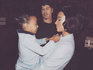 Tentang Semprotkan Parfum ke Kulit Anak Seperti Kim Kardashian