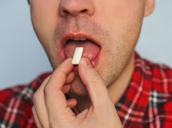 Kunyah Permen Karet Sambil Jalan Bisa Bikin Pria Lebih Langsing