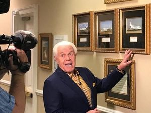 Penginjil AS Minta Jemaat Belikan Pesawat Pribadi Keempat Untuknya