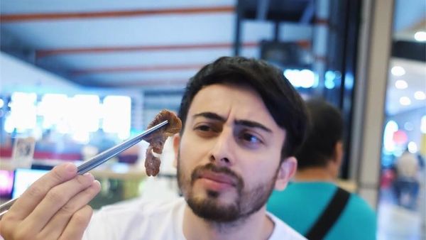 Mengintip Pose Makan Irvan Farhad, Suami Hijabers Cantik Hamidah Rachmayanti