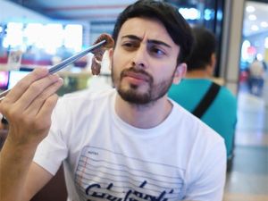 Mengintip Pose Makan Irvan Farhad, Suami Hijabers Cantik Hamidah Rachmayanti