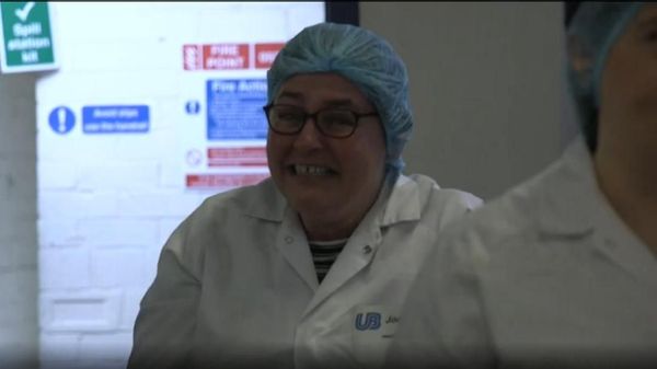 Hahaha! Saat Pegawai Pabrik Lepas Stres dengan Yoga Tertawa