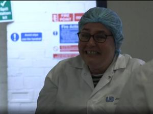 Hahaha! Saat Pegawai Pabrik Lepas Stres dengan Yoga Tertawa