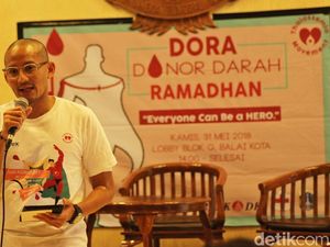 Sandiaga Uno Ikut Donor Darah di Balai Kota Sandiaga Uno Ikut Donor Darah di Balai Kota