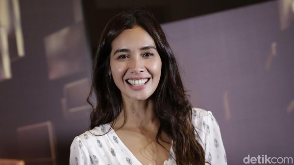 Senyum Terus Nih Marsha Timothy, Kira-kira Ada Apa?