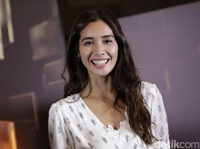 Senyum Terus Nih Marsha Timothy, Kira-kira Ada Apa?