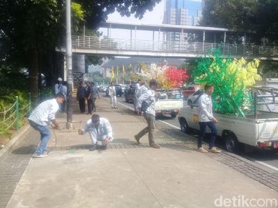 Foto: Pohon Imitasi di Trotoar Thamrin Dicabut