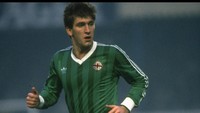 1. Norman Whiteside (Irlandia Utara). Whiteside sejauh ini masih menjadi pemain termuda yang menjalani pertandingannya di Piala Dunia. Mantan gelandang serang itu melakukannya di Piala Dunia 1982 saat berumur 17 tahun dan 41 hari. (Foto: Allsport UK /Allsport)