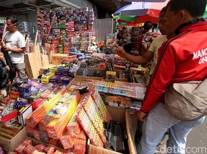 Pedagang Kembang Api Mulai Marak