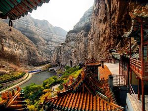 Cantik Tapi Ekstrem, Kuil Menempel di Tebing dari China