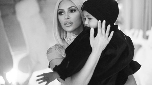 Foto: Wujud Kasih Sayang Kim Kardashian untuk Anak-anaknya