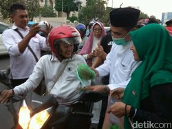 Abu Merapi Sampai Semarang, Taj Yasin Ikut Bagi-bagi Masker