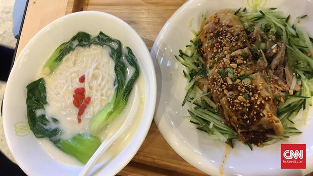 Restoran Green Common mengusung menu vegetarian, sehingga halal.