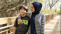 Ini Kakak-Adik Ya? Bukan, Ini Tia Ivanka dan Putra Gantengnya
