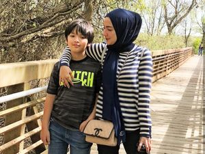 Ini Kakak-Adik Ya? Bukan, Ini Tia Ivanka dan Putra Gantengnya