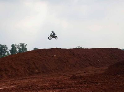 Sejumlah Crosser Jajal Sirkuit Paramount Land Serpong