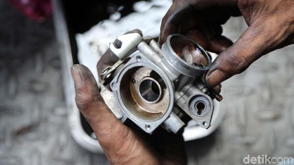 Dua Pekan Jelang Lebaran, Bengkel Motor Mulai Diserbu