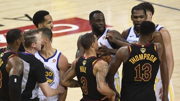 Pemain Cleveland Cavaliers Tristan Thompson diusir wasit karena berusaha menyikut Shaun Livingston.