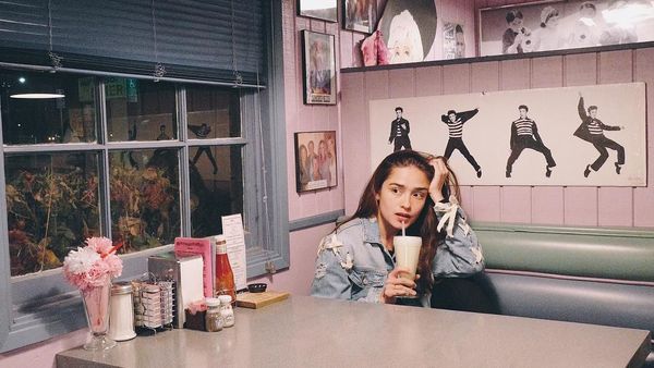 Begini Gaya Cantik Yasmine Wildblood Saat Makan di Paris hingga Santorini