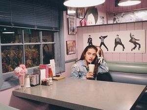 Begini Gaya Cantik Yasmine Wildblood Saat Makan di Paris hingga Santorini Begini Gaya Cantik Yasmine Wildblood Saat Makan di Paris hingga Santorini