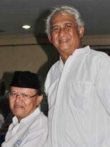 Harry Soedjiono, pria mirip Pak Harto di KRL (sebelah kanan).