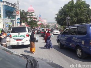 Hujan Abu Merapi Hingga Salatiga, Masker Dibagikan ke Warga Hujan Abu Merapi Hingga Salatiga, Masker Dibagikan ke Warga