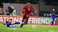 Timnas Thailand harus jatuh bangun untuk mengadang serangan timnas Indonesia.