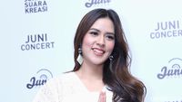 Raisa Cantik Tampil Serba Putih saat Rilis Single Terbarunya