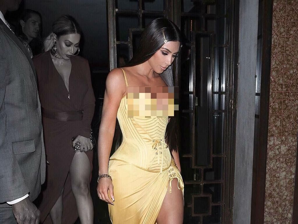 Kim Kardashian Pakai Jepit Rambut Rp 2,2 Juta yang Lagi Tren Kim Kardashian Pakai Jepit Rambut Rp 2,2 Juta yang Lagi Tren