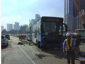 Bus TransJ Tabrak Separator di Sudirman Bus TransJ Tabrak Separator di Sudirman