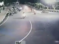 Viral, Video Remaja Terpental Saat Diseret Pakai Sepeda Motor