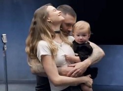 Melting! Ucapan Behati Prinsloo pada Adam Levine Bikin Terenyuh