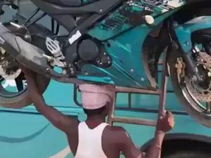 Viral Video Pria Angkat Motor di Atas Kepala, Kok Bisa Ya?