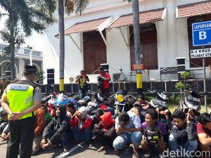 Puluhan Pelajar Surabaya Balap Liar Diamankan Puluhan Pelajar Surabaya Balap Liar Diamankan