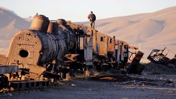Mengintip Kuburan Kereta di Bolivia