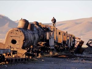 Mengintip Kuburan Kereta di Bolivia