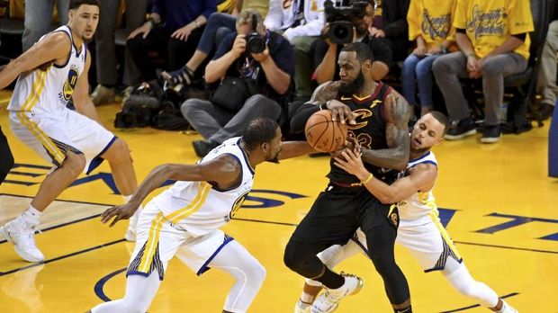 Di final NBA 2018 Gim 1 Warriors menang 124-114 atas Cavaliers.