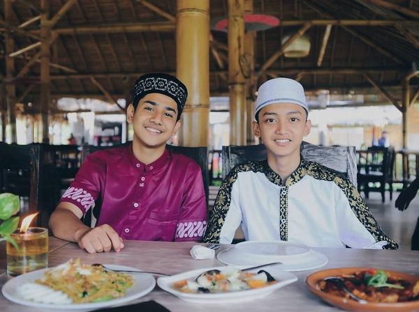 Mengintip Gaya Makan Pesinetron Sekaligus Qori Muda Tampan, Syakir Daulay