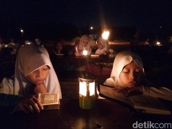 Syahdunya Khataman Alquran Ditemani Cahaya Senthir