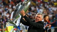 Yang ini adalah momen Don Carlo bersama si Telinga Besar di tahun 2014, saat mengantar Real Madrid juara. Foto: Alex Livesey/Getty Images